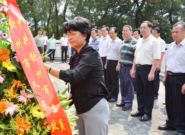 我市*党**政代表团到河池市考察学习