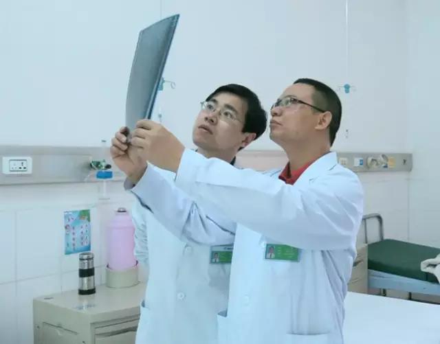 这个高配置的专家团队最喜欢用“孔中窥术”治病救人