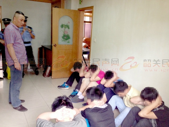 小伙被骗误入传销组织被打回家,男子被骗进传销窝点反击