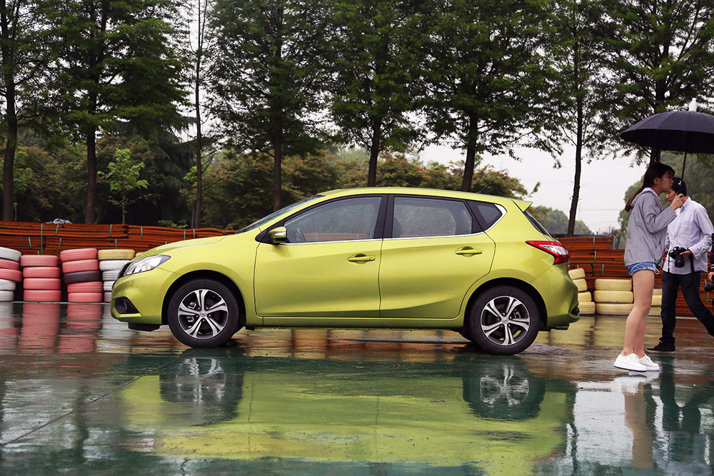 大飙车日产骐达试驾视频,东风日产骐达试车