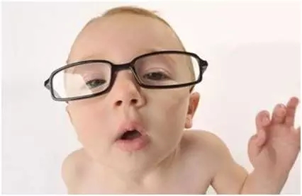 儿童眼睛变形严重图片,儿童戴眼镜导致的眼睛变形的图片