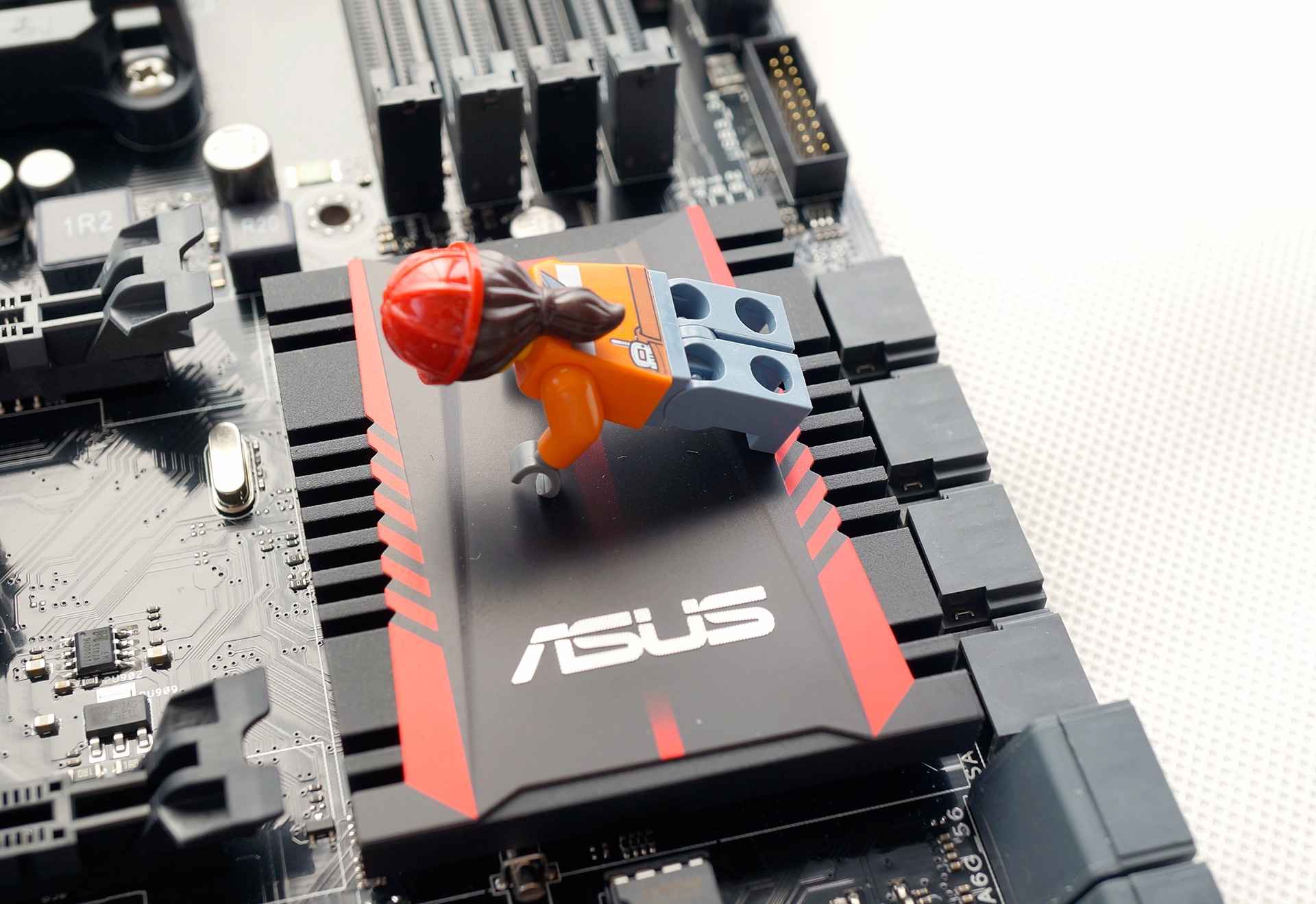 华硕rog8游戏测评,最便宜的华硕rog纯血主板测评