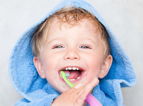 嘴巴变成香肠嘴怎么回事,宝宝上火变成香肠嘴视频