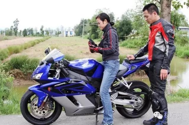 她，身为一名聋哑人，却在男性主宰的摩托世界里活得有声有色