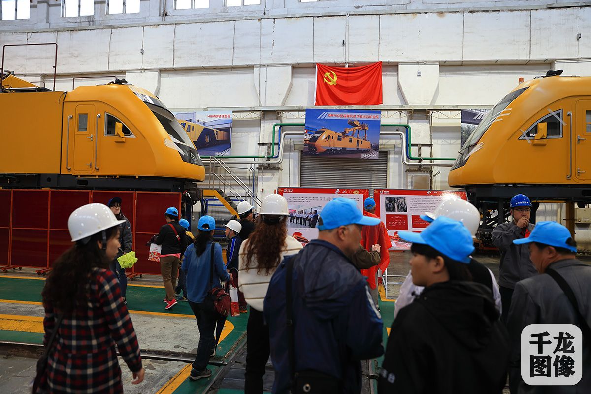 市民走进二七机车公司感受高铁时代工人力量