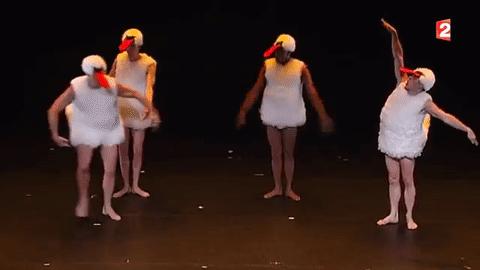 男人反串女人表演节目,男人反串比女人还柔美