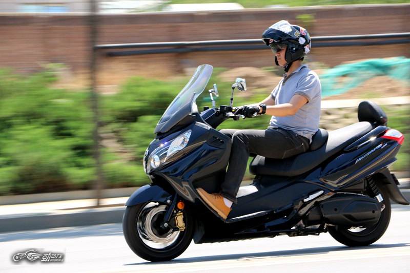 三阳踏板400max最新款,三阳maxsym400与宝马400踏板对比