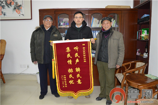 社区服务暖人心居民锦旗来致谢,社区为民办实事居民感激送锦旗