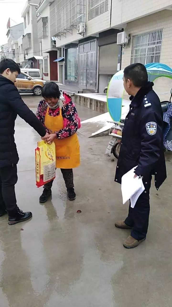 蜀黍出警后收到甜蜜礼物,警察蜀黍收到礼物