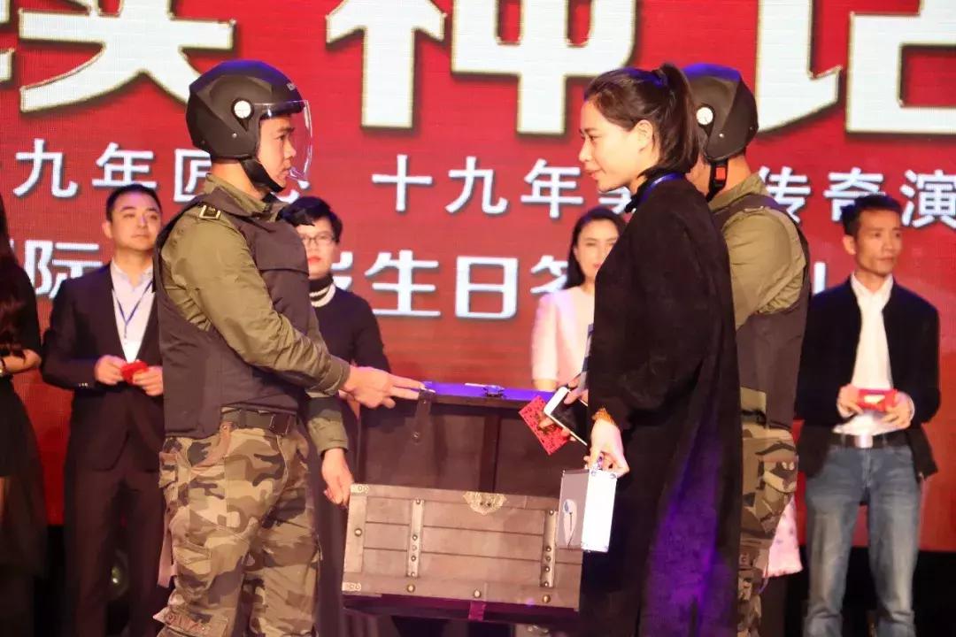 大佟小议现场:美业最豪大舅哥!巨邦国际十九岁生日答谢会召开