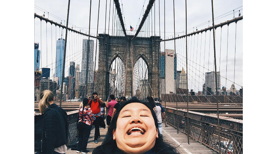 靠拍照出名的女生,双下巴丑照