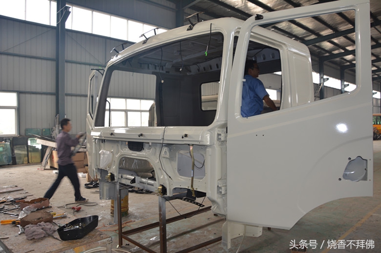 大公司走出来的随州手艺人，红岩金刚杰狮驾驶室一小时装一台