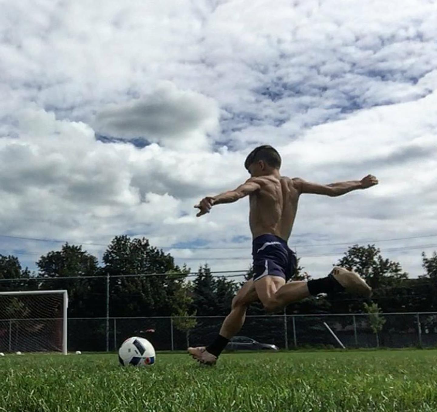 15岁肌肉少年练出健壮肌肉,15岁肌肉少年秀青筋肌肉