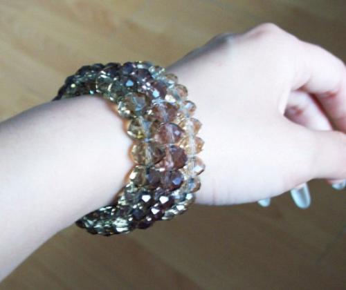 水晶手链应该戴哪个手,首饰佩戴技巧之手链的搭配技巧