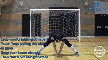 门将k字形封堵劈叉,5人足球门将出击教学