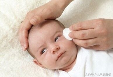 如何给新生儿滴眼药水视频教程,怎么给新生宝宝点眼药水