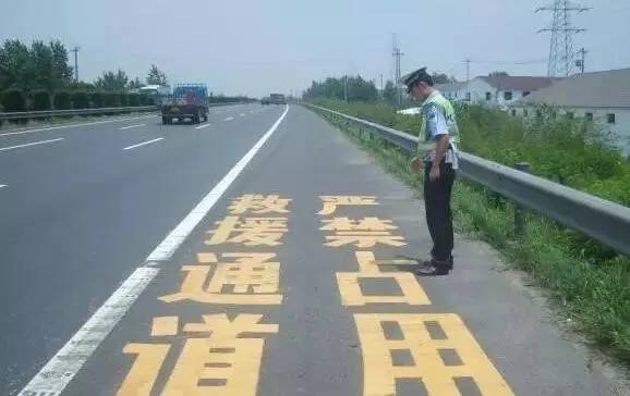 这辆苏E凯美瑞！你占用高速应急车道已经被无人机抓怕了