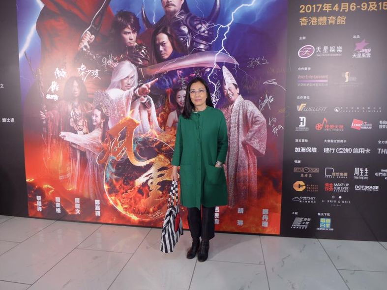 汪明荃不老女神一字肩上衣减龄,汪明荃70岁冬季穿搭