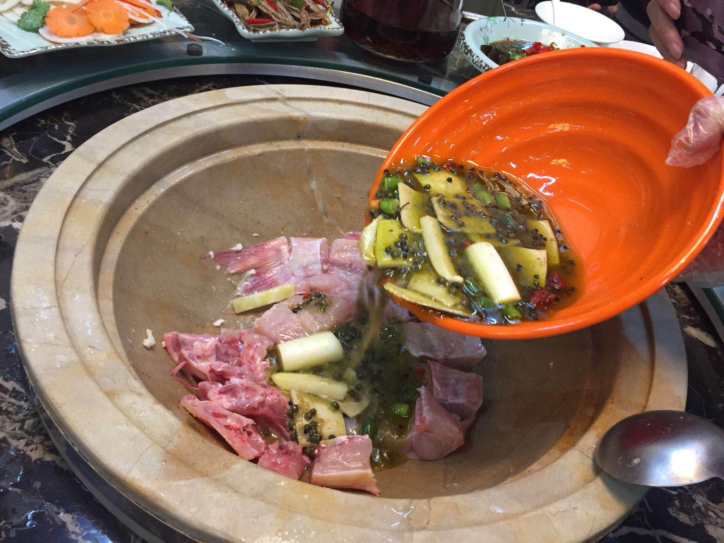 吃云南蒸汽石锅鱼,云南蒸汽石锅鱼美味中的精品