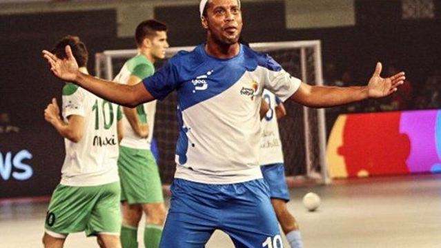 足球精灵小罗十佳球,小罗足球巅峰之战