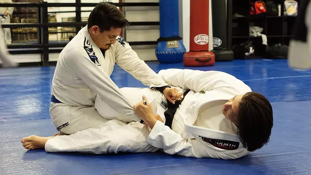 怎么帮人翻身,怎么翻身让宝宝趴在肚子上