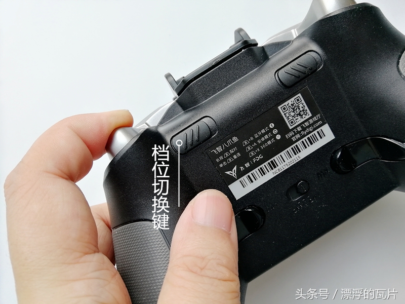 飞智八爪鱼二代手柄玩游戏,飞智八爪鱼游戏手柄推荐
