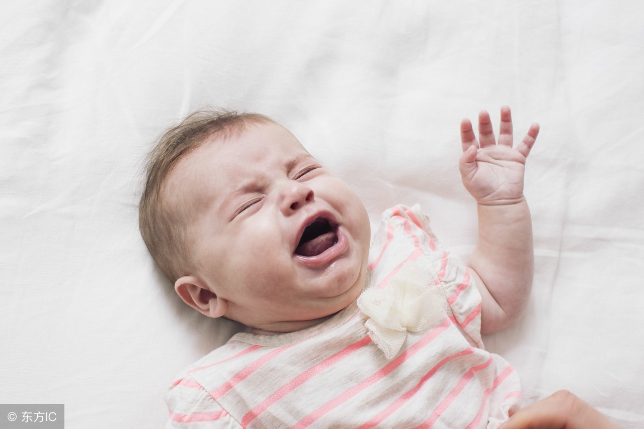 宝宝夜里哭闹是肠绞痛还是胀气,宝宝夜里肠绞痛怎么办