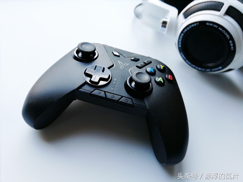 飞智八爪鱼二代手柄玩游戏,飞智八爪鱼游戏手柄推荐