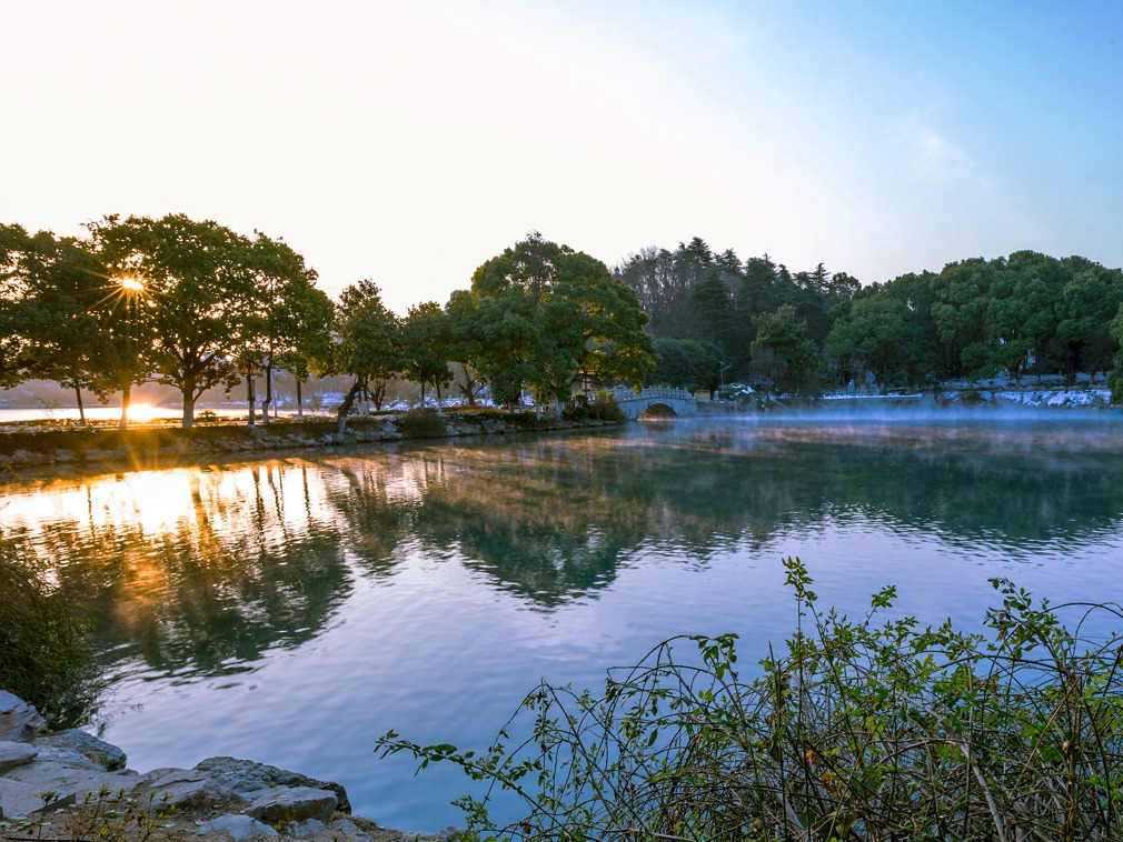 珍珠泉的水韵游览,雪中珍珠泉宛若仙境