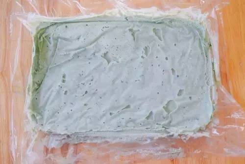 吃巧克力马卡龙冰淇淋三明治,哈根达斯牛奶太妃三明治冰淇淋