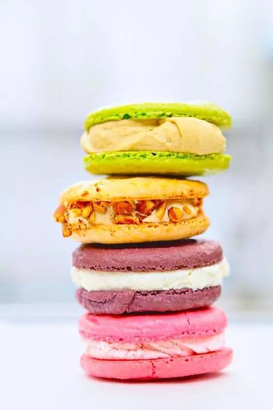 吃巧克力马卡龙冰淇淋三明治,哈根达斯牛奶太妃三明治冰淇淋