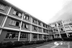 孩子从3楼跳下妈妈没拉住,孩子从楼上摔下妈妈不敢抱