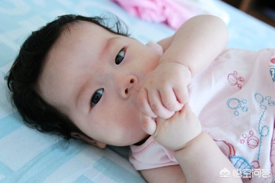 宝宝睡觉一直吃手指哭,不让宝宝吃手就哭怎么办