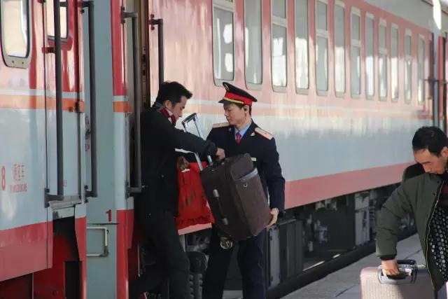 火车列车员真实工作,火车上的列车员一个月工资多少钱
