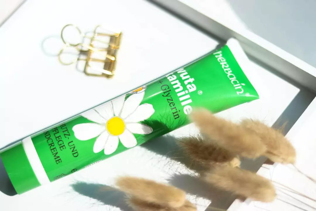 男士嘴唇干裂脱皮怎么回事,男士嘴唇干裂脱皮怎么办