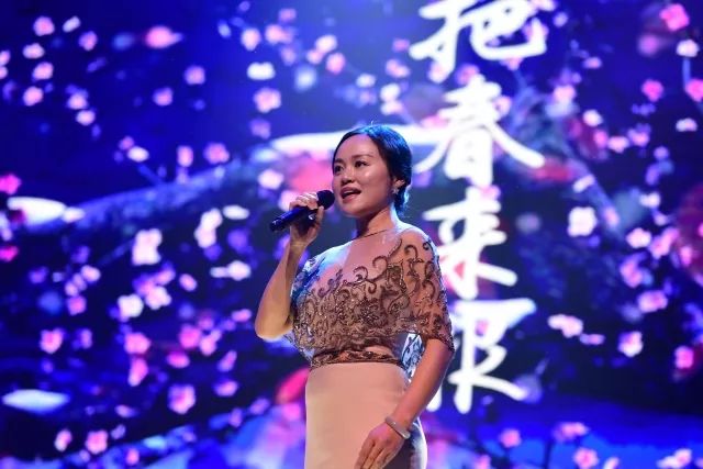 慰问演出现场震撼,警察震撼演出