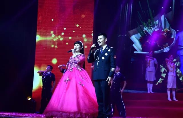 警察节目感动全场观众落泪,慰问演出感动