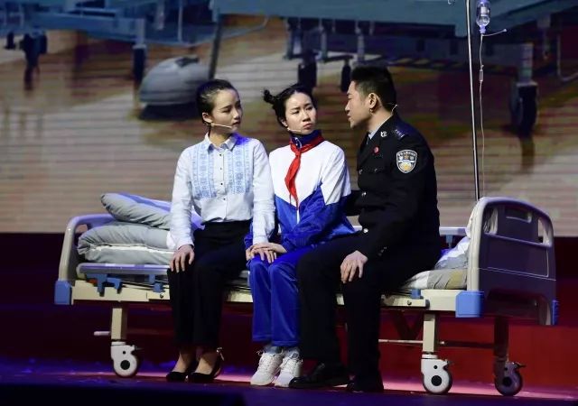 警察震撼人心的表演节目,慰问演出感动