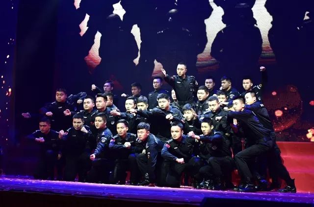 警察节目感动全场观众落泪,慰问演出感动