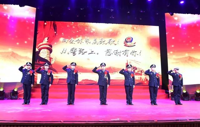 警察节目感动全场观众落泪,慰问演出感动