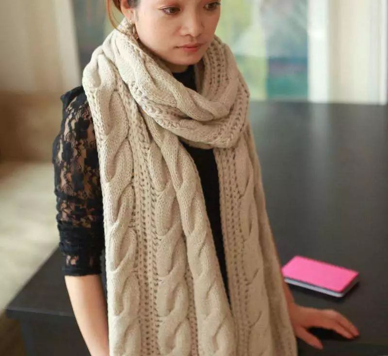 盘点一下今冬最in的围巾款式，轻松承包你冬季的所有时髦搭配