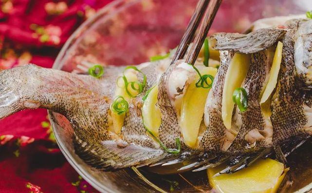 家宴上简单美味的清蒸石斑鱼,年年有余清蒸石斑鱼年夜饭