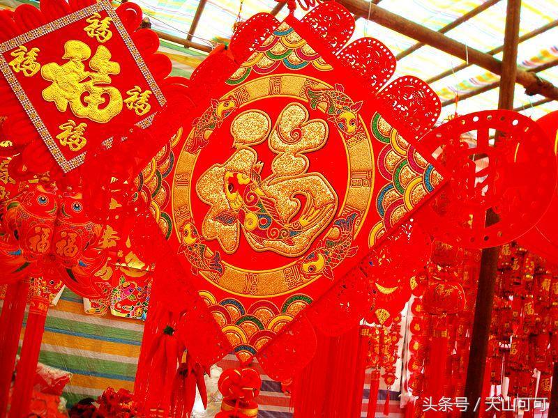 贴对联挂起红红火火的灯笼,红红火火过大年大红灯笼高高挂