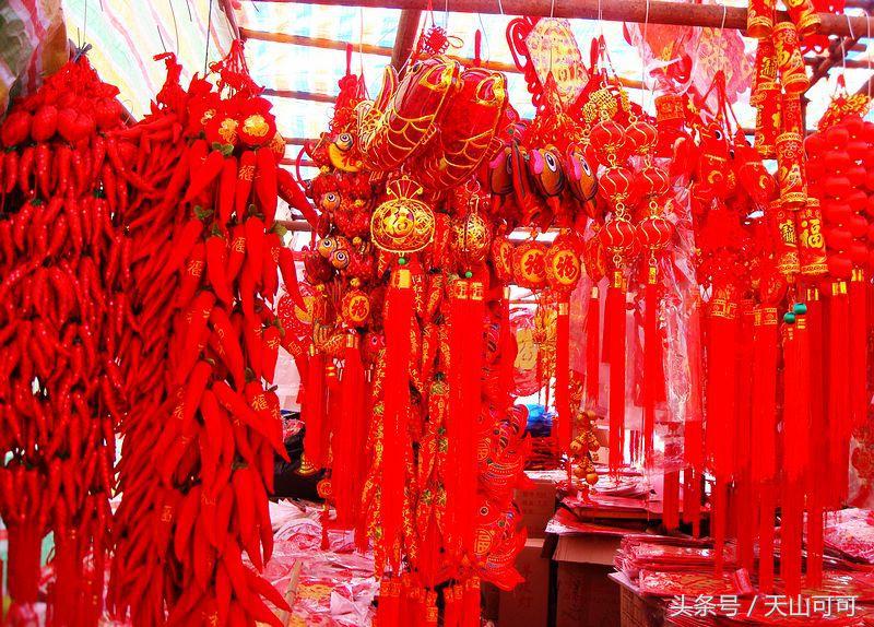 贴对联挂起红红火火的灯笼,红红火火过大年大红灯笼高高挂
