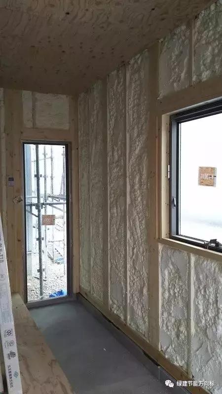 房间里特别冷而且很潮湿如何保温,顶楼冬天太冷怎么做保温