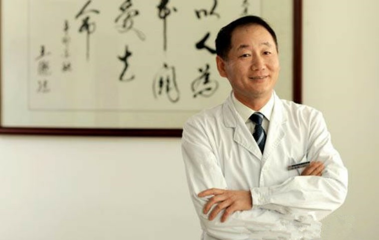 这10个直男医生，刚刚捧走了深圳医疗的年度大奖