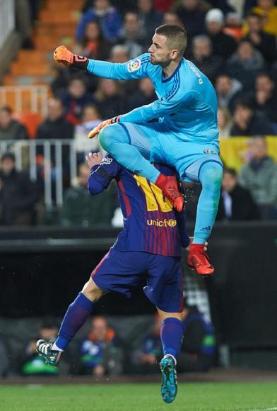 飞膝足以致命！梅西遭对手防守过度险受重伤，好在有惊无险！