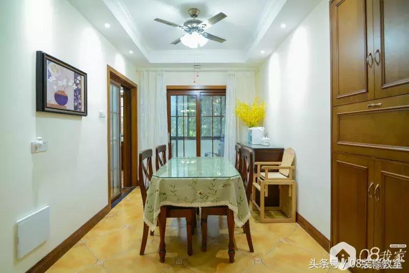 一直在纠结沙发背景墙要不要挂画,今年最流行挂画怎么选