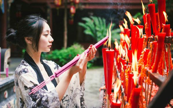 去寺庙上香，不能太随意，这四点忌讳，一定要记住！