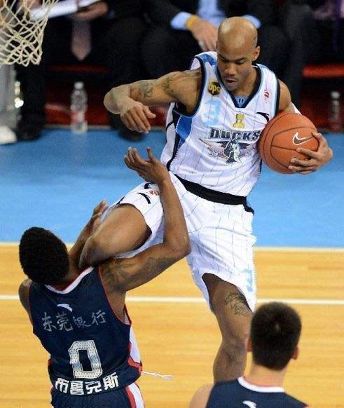 他打球上腿场外打人，却依然被很多人当做英雄！